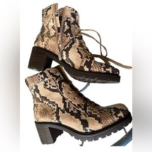 Vince Camuto 8.5 39 Women Gaviana Leather Lace-Up  Boots SHORTBREAD SNAKE W/box